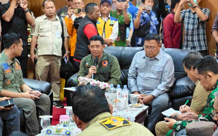 Kepala Badan Nasional Penanggulangan Bencana (BNPB) Letjen TNI Dr. Suharyanto S.Sos., M.M., saat memimpin Rapat Koordinasi Percepatan Penanganan Banjir Kabupaten Kudus di Kantor DPRD Kudus, pada Jumat (16/1).