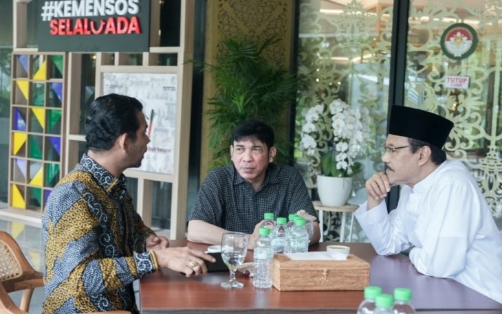 Mensos Saifullah Yusuf bersama anggota DPD RI dapil Aceh, Azhari Cage dan Stafsus Gubernur Aceh, Irsyadi di Kantor Kemensos Jakarta, Sabtu (17/1)