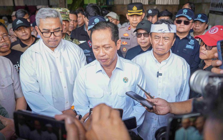 Menteri LH Hanif Faisol Nurofiq saat memberikan keterangan di Bandung 