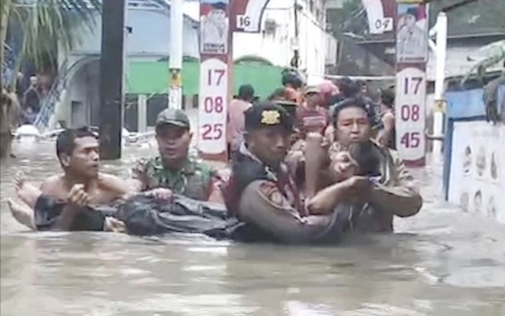 Polri evakuasi warga korban banjir di Cakung, Jakarta Timur, Minggu (18/1)