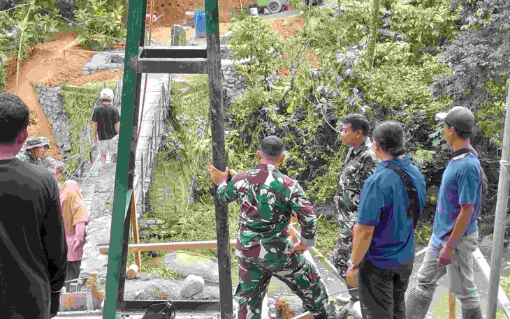 Pemasangan Menara Pylon 