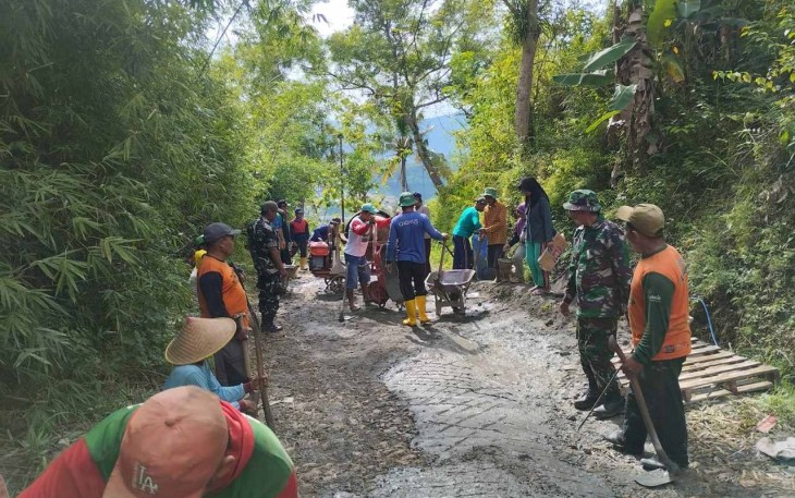 Gotong royong perbaiki jalan desa yang rusak