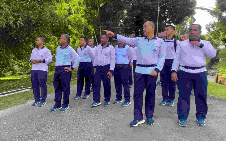 Dankodaeral IX Laksamana Muda TNI Hanarko Djodi Pamungkas saat memberikan arahan disela olahraga bersama 