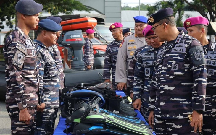 Dankodaeral XIV Laksamana Muda TNI Djatmoko saat pengecekan kelengkapan tanggap bencana alam 2026, Rabu (21/1)