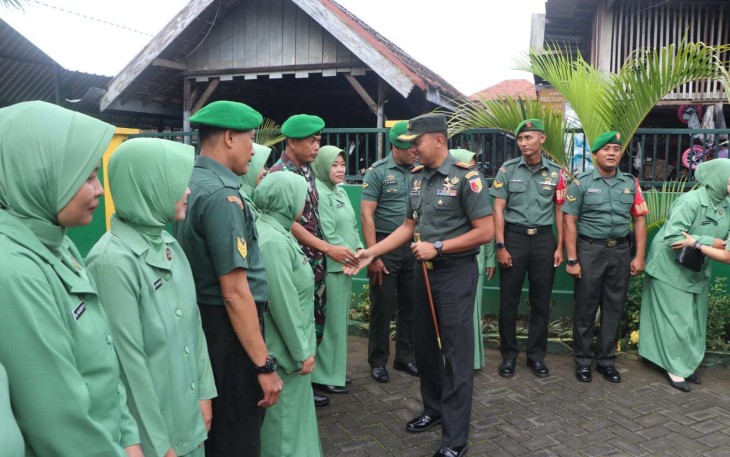 Dandim 0807/Tulungagung Letkol Arh Hanny Galih Satrio menyalami anggotanya saat kunjungan kerja, Kamis (22/1)