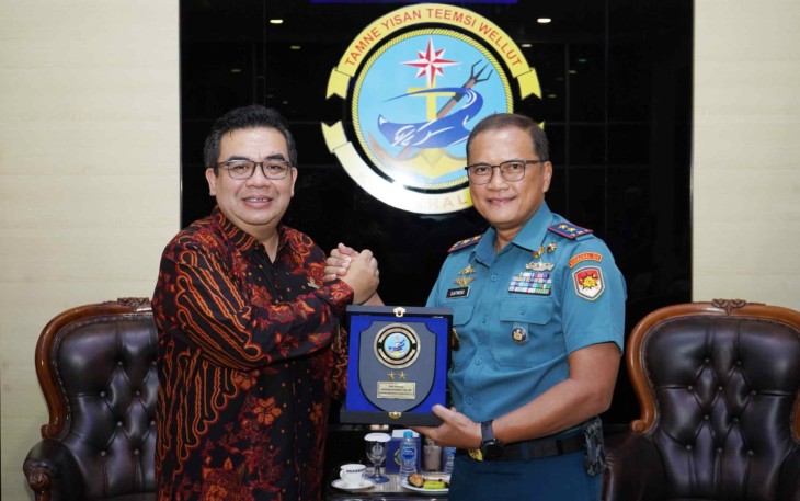 Dankodaeral XIV Laksamana Muda TNI Djatmoko saat menerima cenderamata 