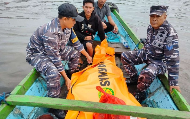Evakuasi jenazah nelayan KMN Umbaran di perairan Muncar, Banyuwangi, Kamis (29/1)