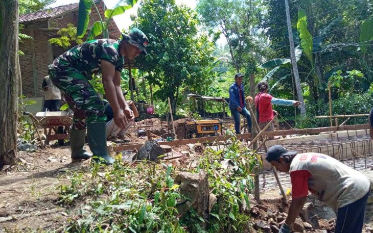 Pengerjaan pondasi jembatan gantung 