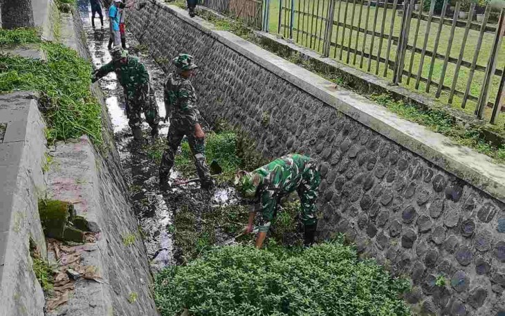 Pembersihan saluran air di wilayah binaan
