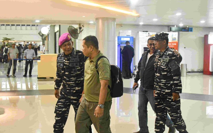 Ir Kodaeral IX Kolonel Mar Eko Priyo Handoyo saat menyambut Tim Itjen TNI di bandara Pattimura Kota Ambon, Senin (2/2)