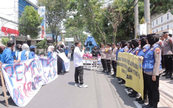 Aksi unjuk rasa PC PMII di DPRD Lamongan