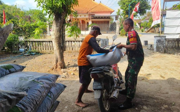 Bantu penyaluran pupuk bersubsidi petani desa binaan 