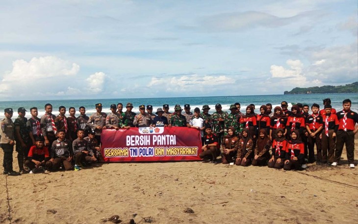 Aksi bersih pantai Konang Kabupaten Trenggalek 