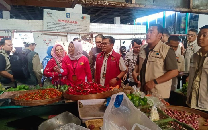 Satgas pangan Polda Jatim saat sidak sejumlah pasar di Surabaya, Kamis (5/2) 