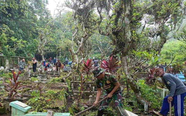 Gotong royong bersihkan TPU di wilayah desa binaan 