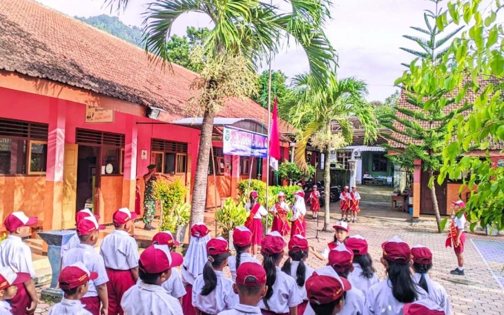 Upacara bendera siswa di wilayah desa binaan 