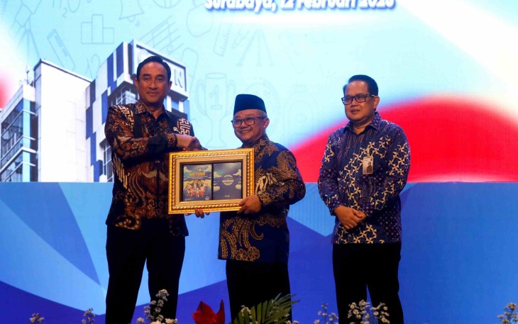 Kepala BNN RI Komjen Pol Suyudi Ario Seto bersama Mendikdasmen Abdul Mu'ti di Unesa, Surabaya, Kamis (12/2)