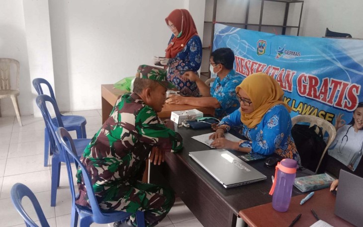 Pengecekan kesehatan gratis di wilayah desa binaan 