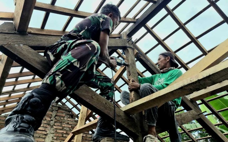 Gotong royong bangun rumah warga desa terdampak gempa