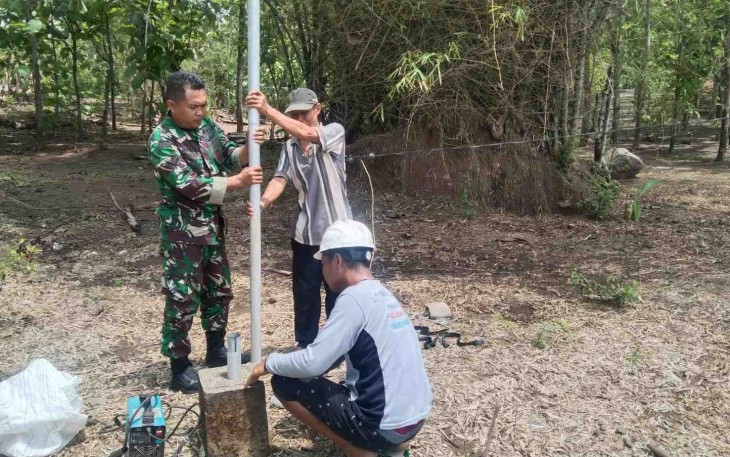 Gotong royong pasang lampu jalan di wilayah desa binaan 