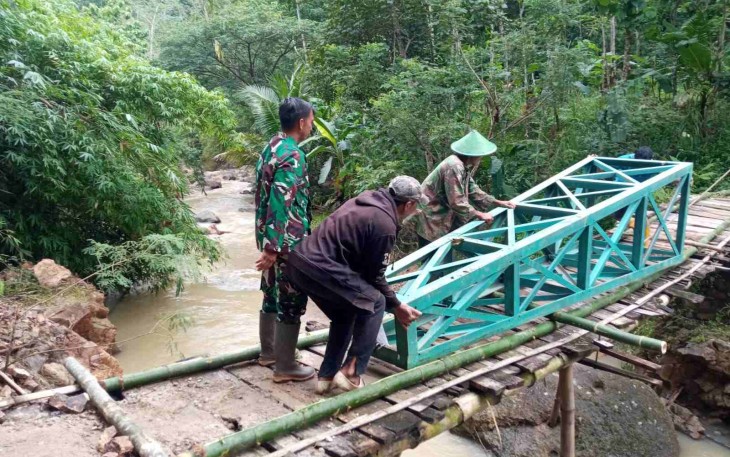 Gotong royong percepatan pembangunan jembatan perintis garuda di wilayah desa binaan 