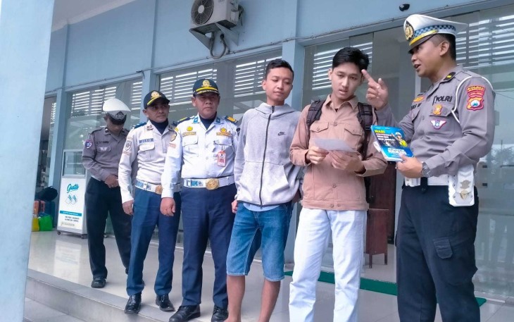 Edukasi pengguna jalan raya di wilayah Polres Magetan 