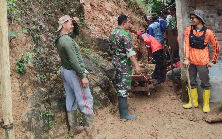 Evakuasi material longsor di wilayah desa binaan 