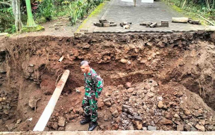 Jembatan ambrol di wilayah desa binaan 