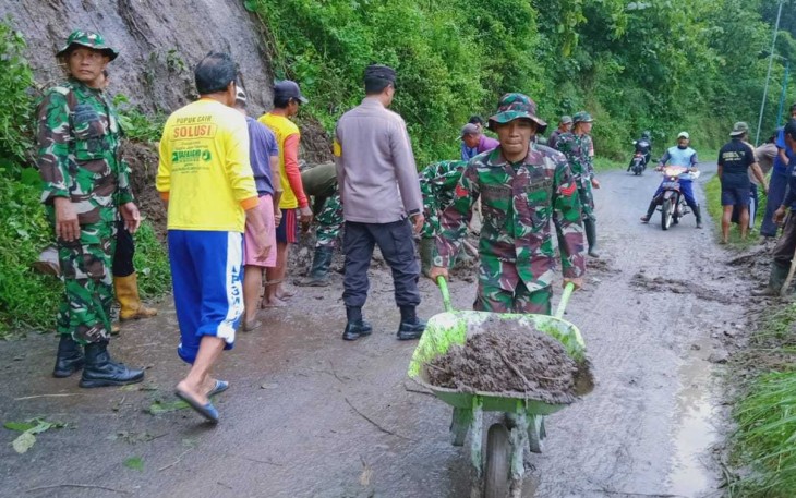 Gotong royong evakuasi material longsor 
