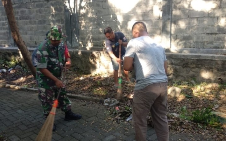 Gotong royong bersihkan lingkungan bersama warga desa binaan 