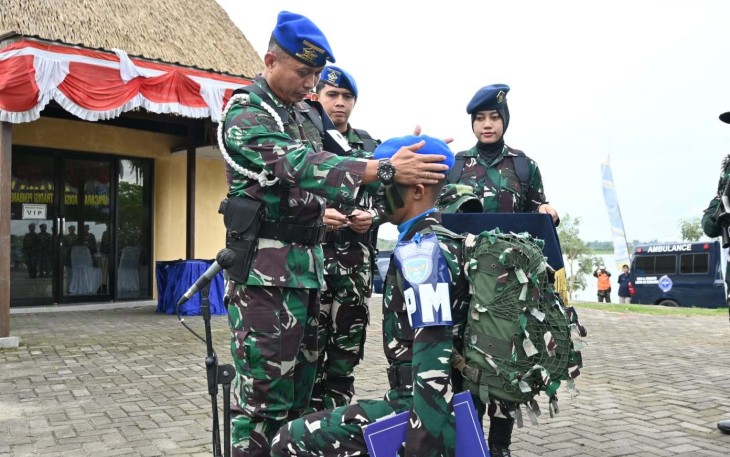 Wadanpuspomau memberikan baret biru 