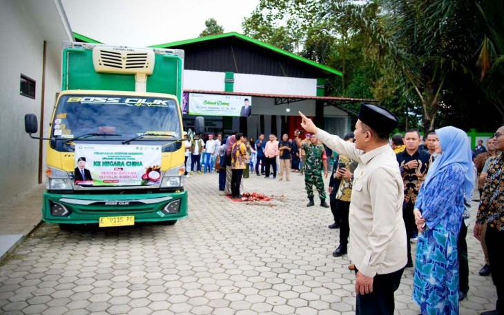 Menkop Ferry Juliantono saat melepas ekspor manggis ke China di Subang, Jawa Barat, Kamis (26/2)