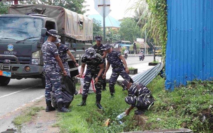 Pembersihan jalan protokol di Kota Sorong