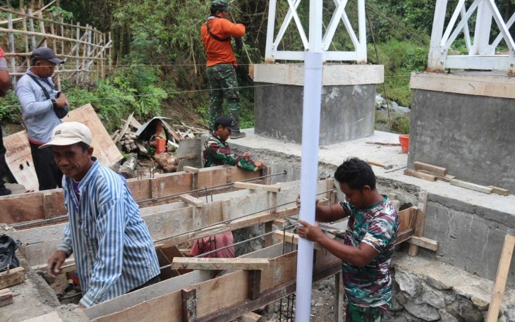 Pembangunan jembatan perintis di desa Mendiro 