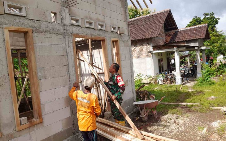 Bantu bangun rumah warga desa binaan 