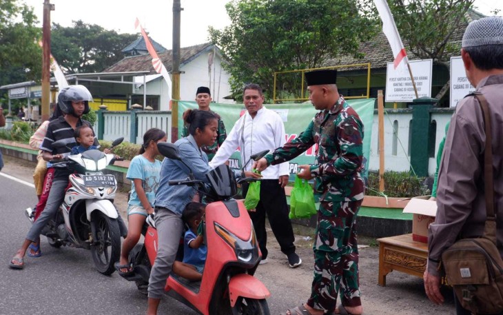 Dandim 0801/Pacitan Letkol Arh Imam Musahirul saat memberikan takjil 