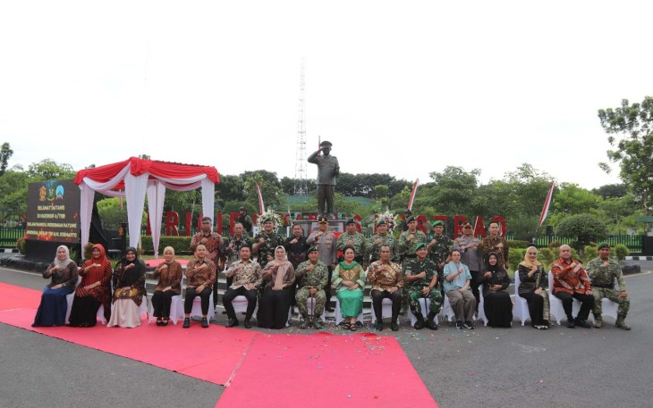 Pangdivif 2 Kostrad Mayjen TNI Primadi Saiful Sulun foto bersama usai peresmian patung H.M. Soeharto di Brigif 6/TSB, Minggu (1/3)