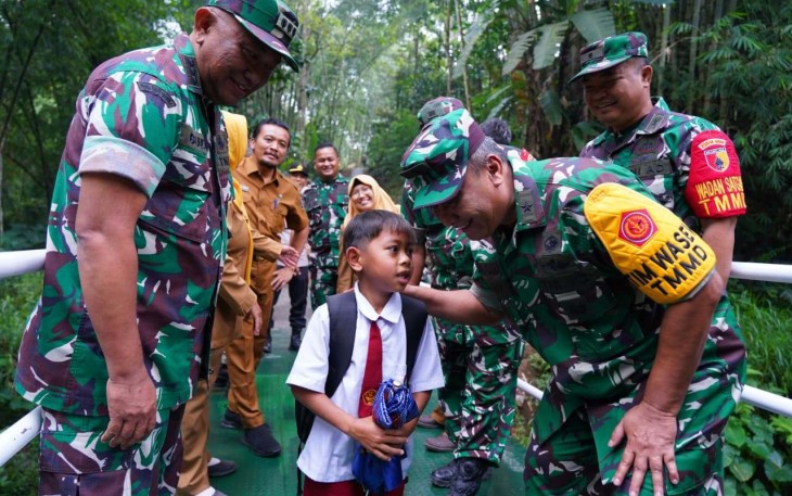Tim Wasev TMMD ke-127 Brigjen TNI R. Benny Arifin saat menyapa siswa di lokasi Desa Krisik, Kabupaten Blitar