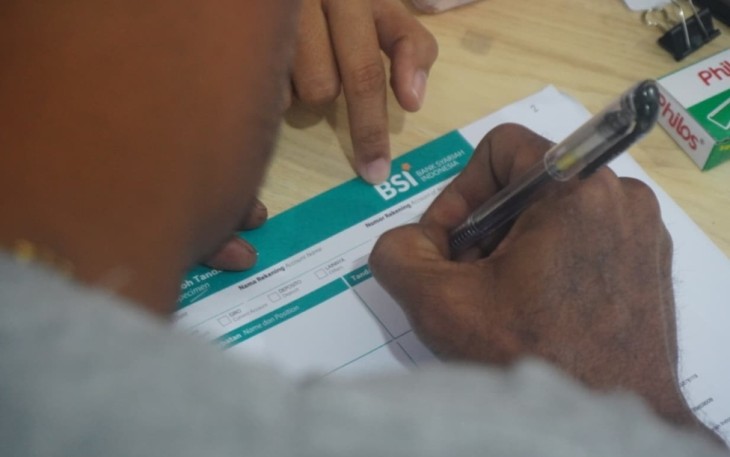 Ilustrasi pengambilan bantuan melalui bank 