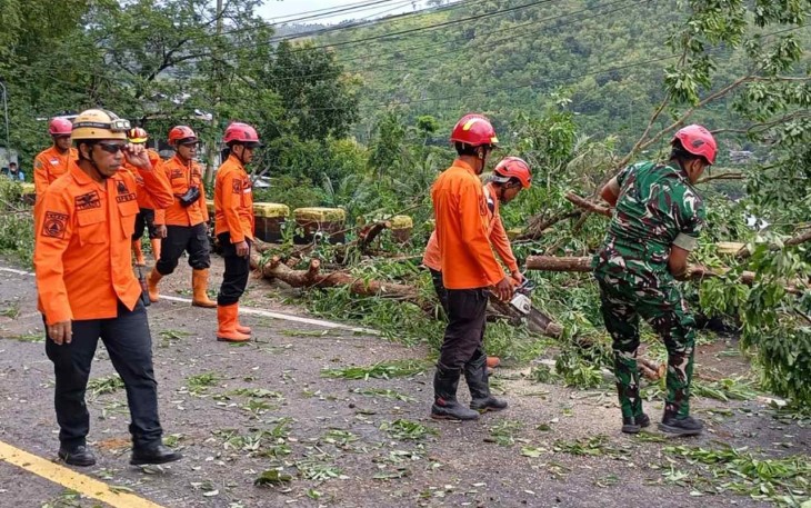 Evakuasi material longsor di wilayah desa binaan 