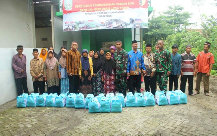 Foto bersama warga desa Bulusari 