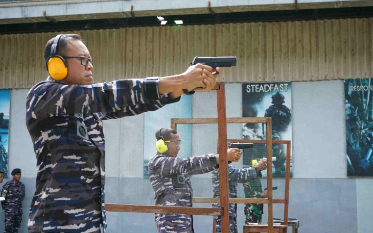 Latihan menembak pistol 