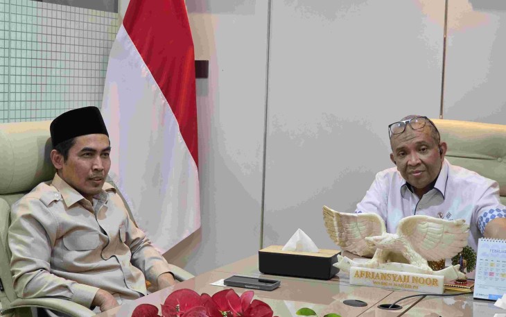 Dirjen Pengembangan Ekosistem Kemenhaj, Jaenal Effendi bersama Wamenaker Afriansyah Noor di Jakarta 