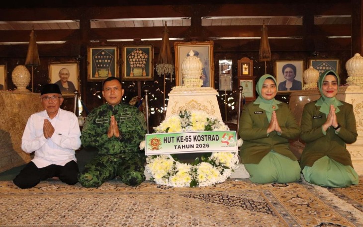 Aspers Kasdivif 2 Kostrad Kolonel Inf Gunawan ziarah ke makam presiden Soeharto di Karanganyar, Kamis (5/3)