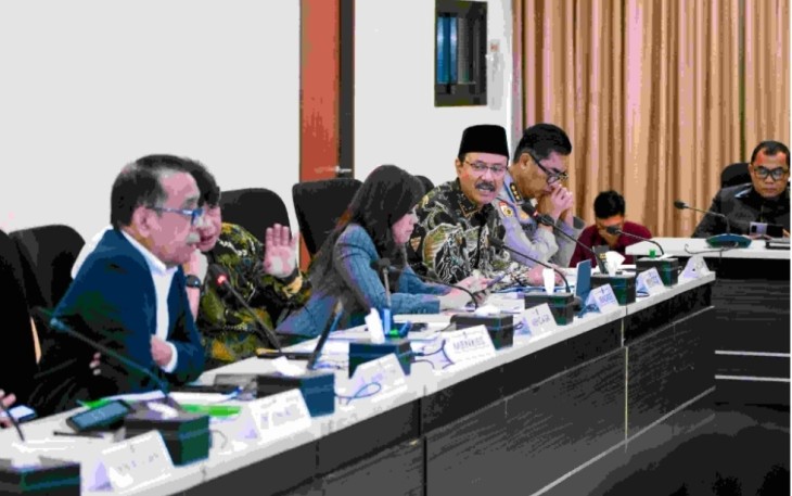 Mensos Saifullah Yusuf (kedua dari kanan)