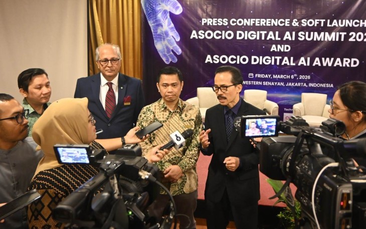 Ir Soegiharto Santoso SH memberikan keterangan pers di Jakarta 