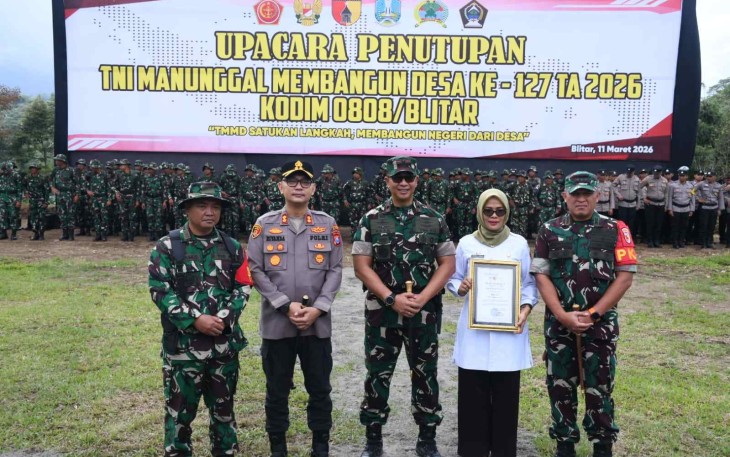 Danrem 081/DSJ Kolonel Arm Untoro Hariyanto foto bersama penutupan TMMD ke-127 Kodim Blitar, Rabu (11/3)