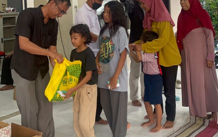 Santunan anak yatim warga RW15 Medokan Ayu