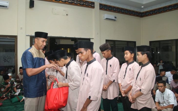 Danyonif 514/SY Letkol Inf Ugroseno saat menyantuni anak yatim, Senin (16/3)