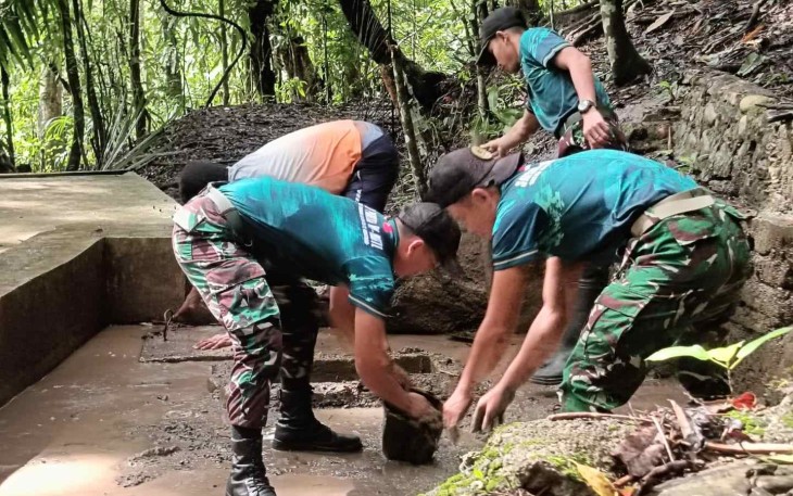 Bersihkan penampungan air warga perbatasan 